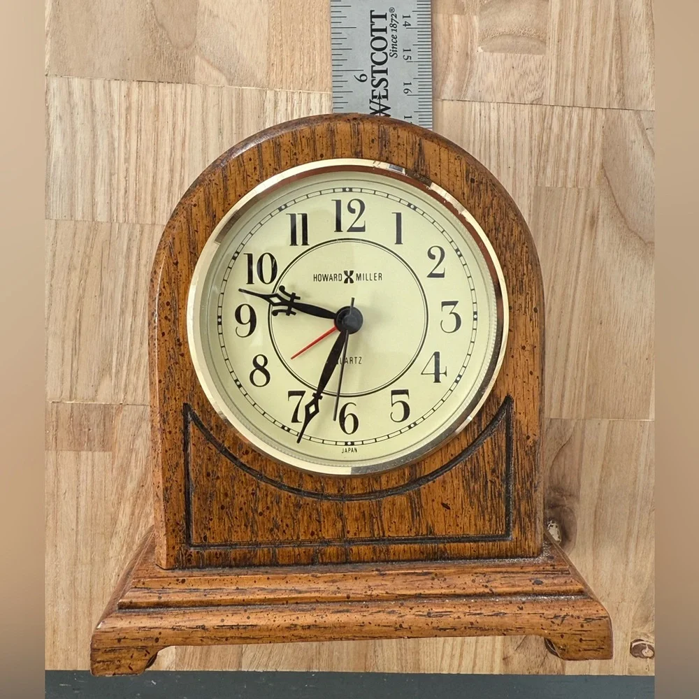 Howard Miller Rare Vintage Oak Wood Mantle Quartz Clock